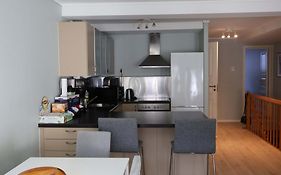 Dinbnb Apartments I Charming 3-Bedroom In The Heart Of The City